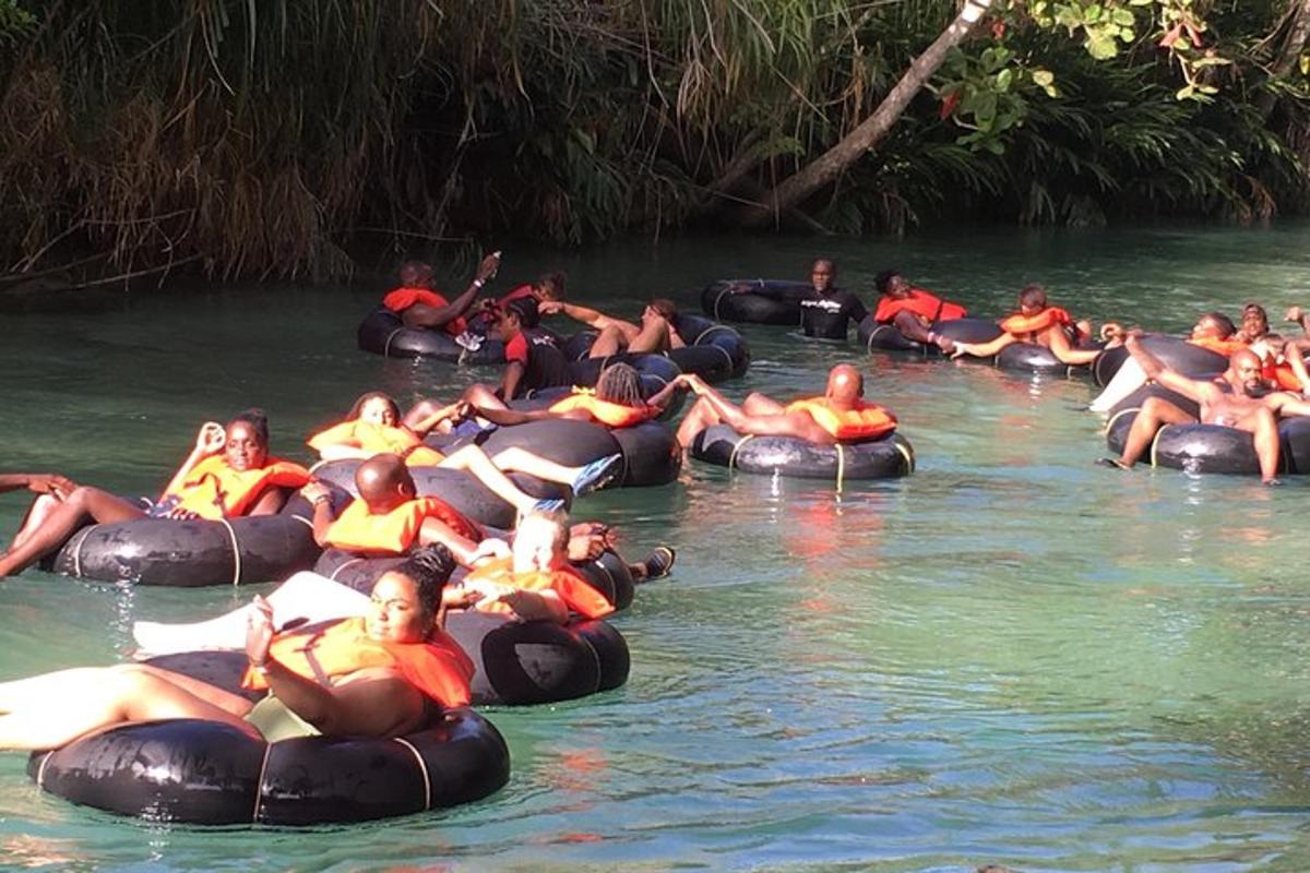 Un grupo de personas viajando en flotadores en el agua.