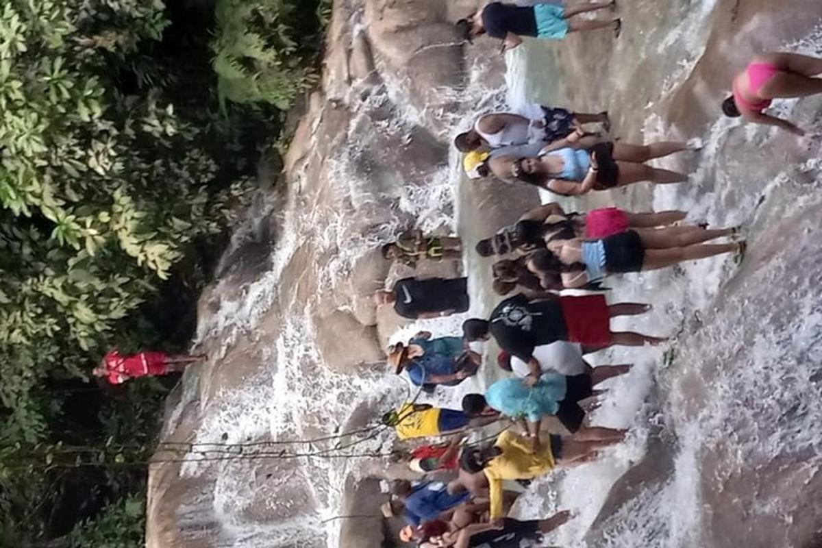 un grupo de personas en una pared de roca