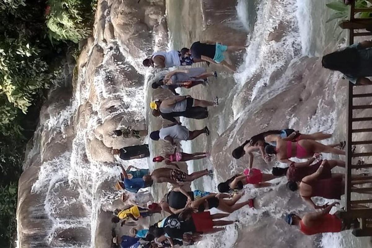 un grupo de personas en un tobogán de agua