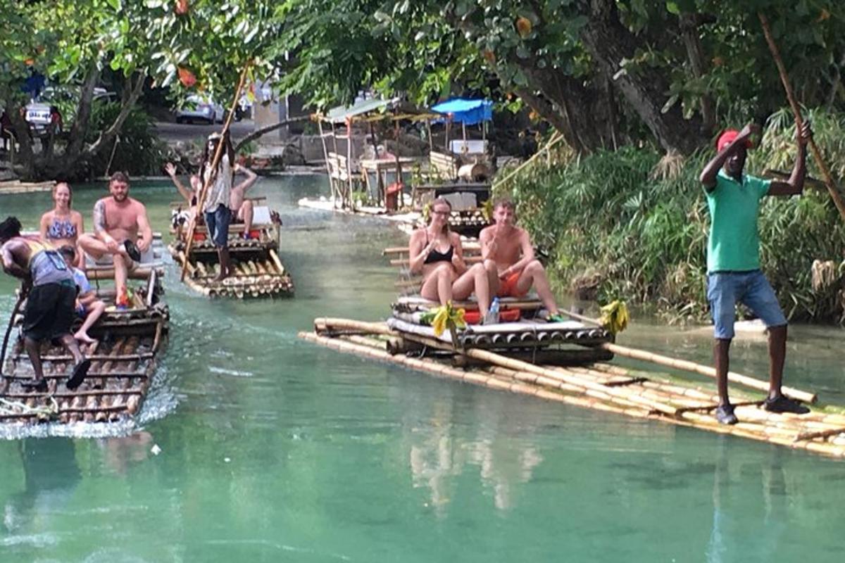 un gruppo di persone che viaggiano su zattere in un fiume