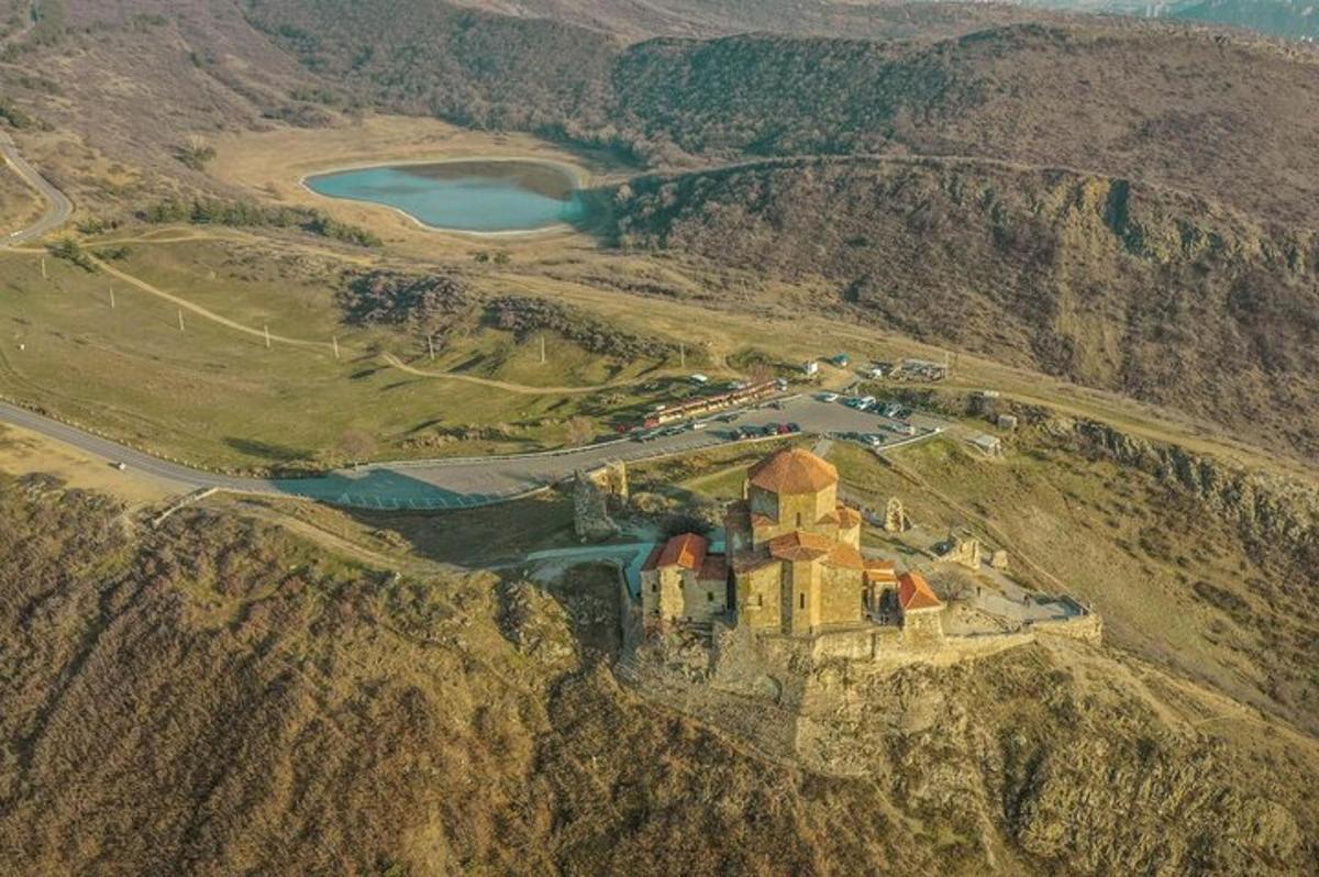 uma vista aérea de um mosteiro em uma montanha