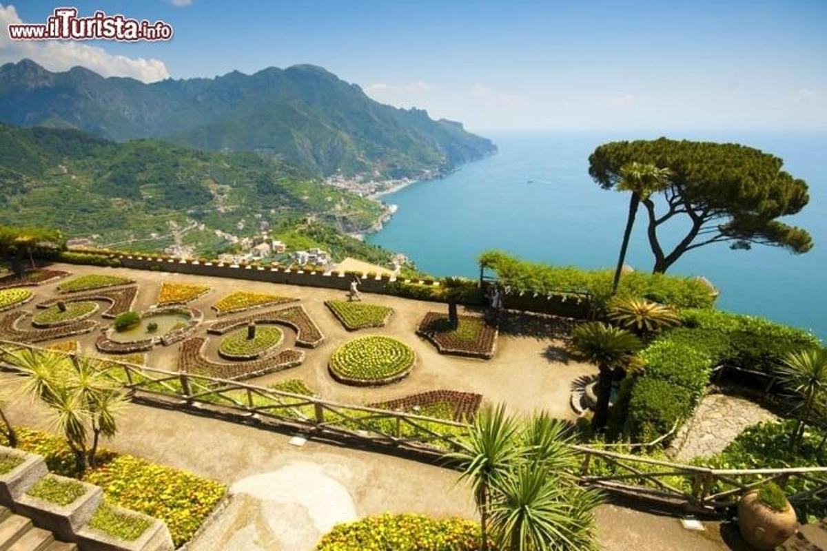 Una vista aérea de un jardín con vista al océano.