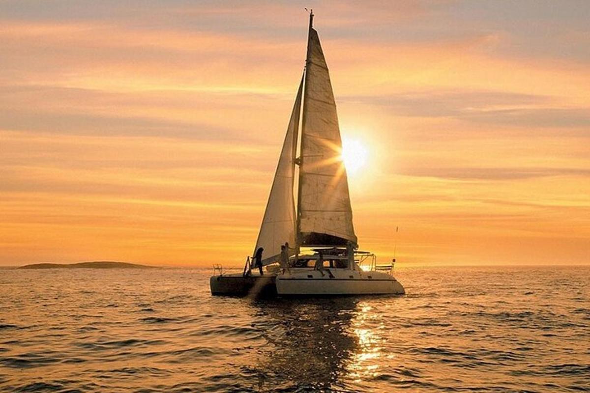 jedrilica u oceanu pri zalasku sunca