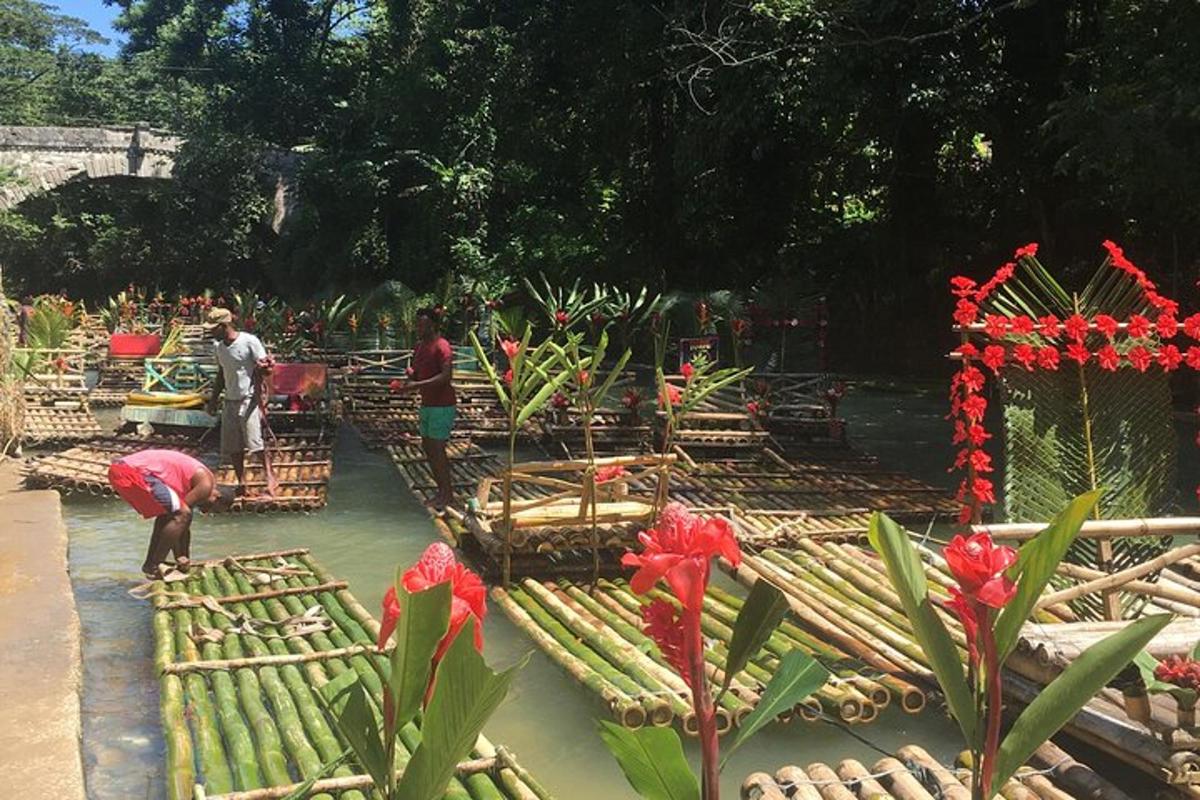 sekumpulan orang berdiri di dalam air dengan sayur-sayuran