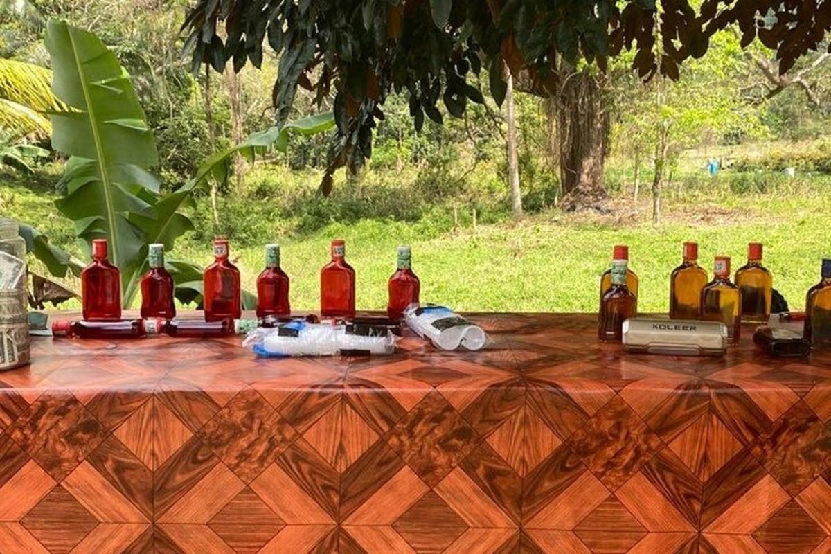 sebuah meja dengan banyak botol alkohol di atasnya