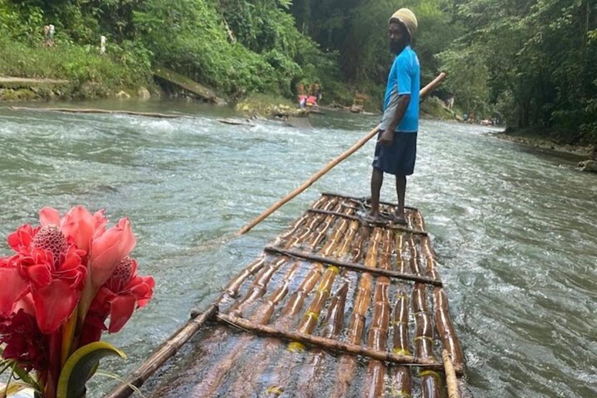 Un hombre parado encima de una balsa en un río