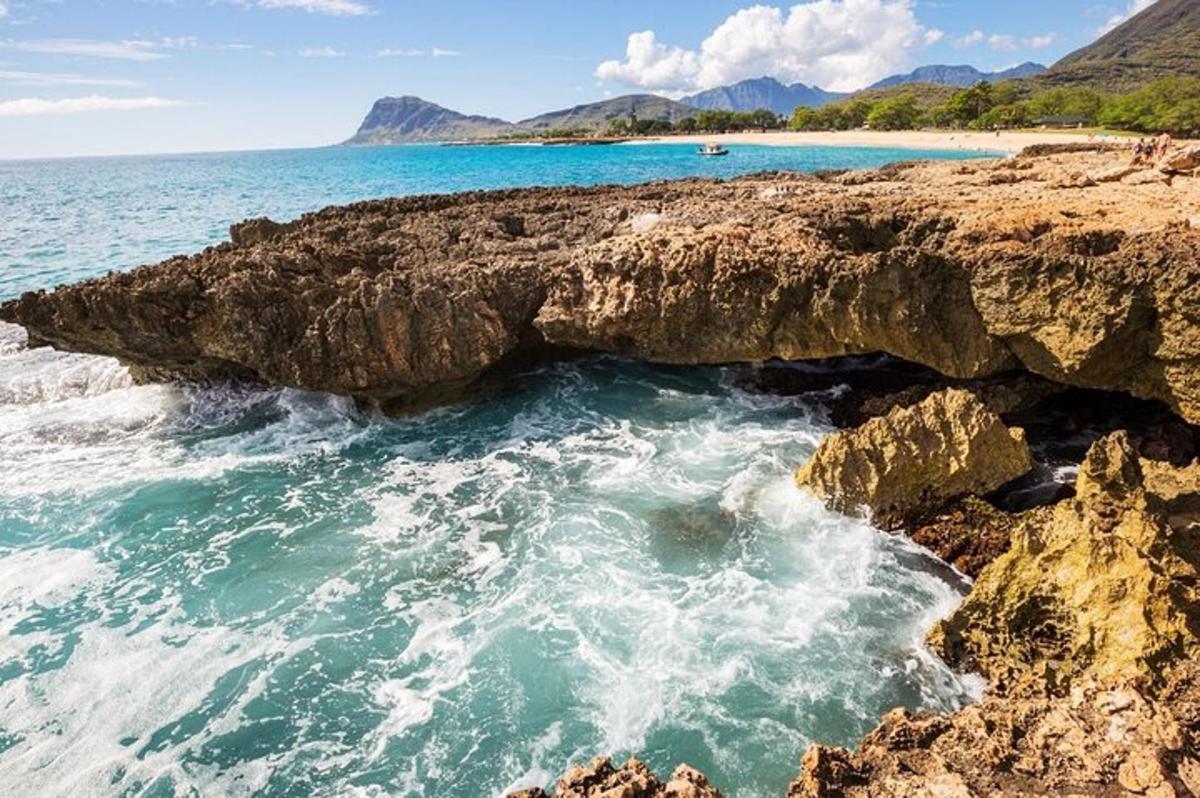 una spiaggia rocciosa con una grotta nell'oceano