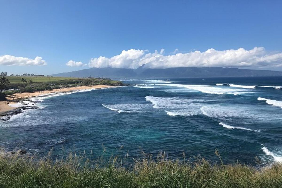 una vista di uno specchio d'acqua con onde