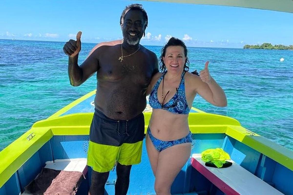 un uomo e una donna su una barca in acqua