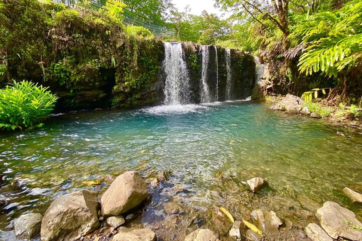 una cascata in mezzo a una pozza d'acqua