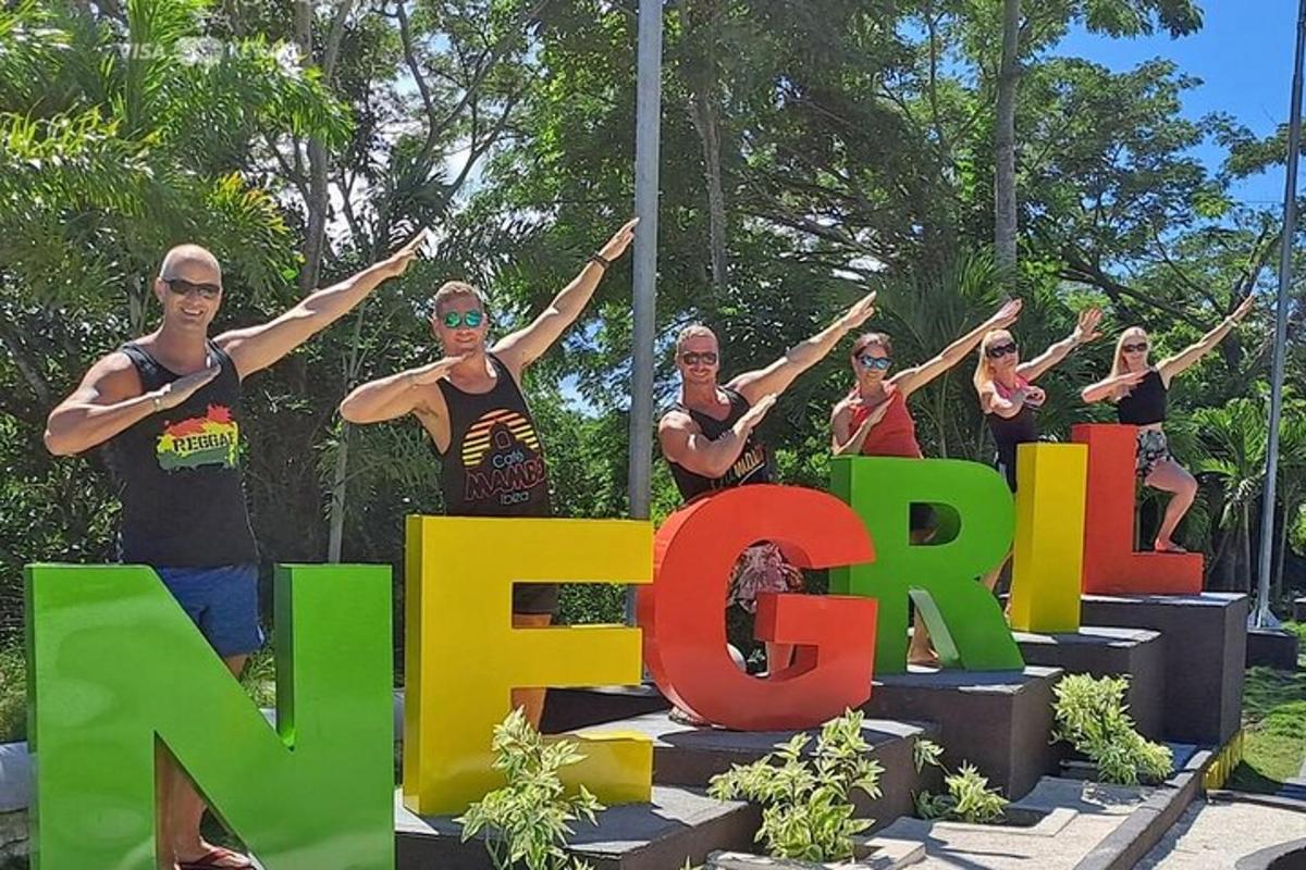 un grup de dones darrere d'un cartell amb els braços enlaire