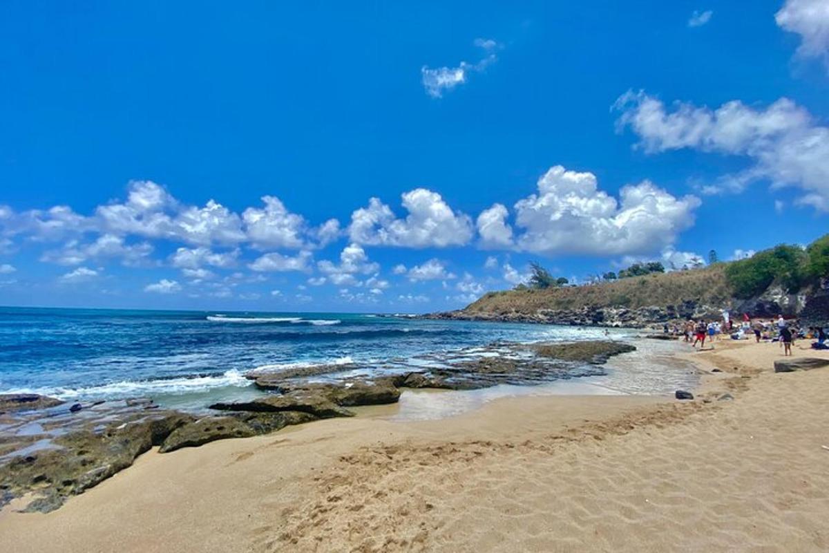 uma praia com pessoas caminhando na areia e no oceano