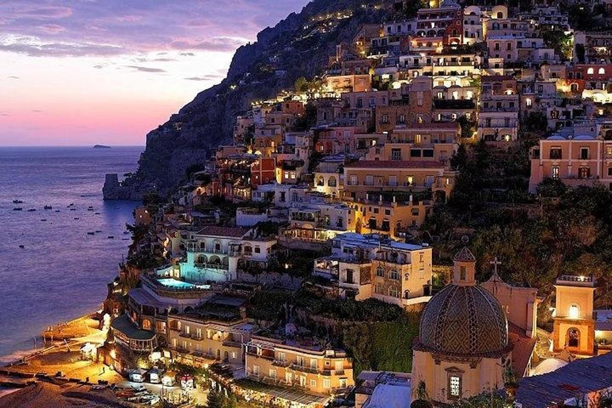 un villaggio di Positano sulla costiera amalfitana di notte