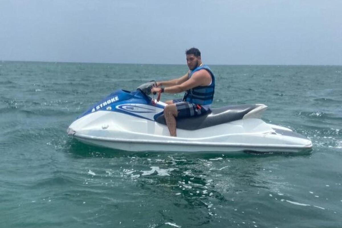 un uomo in moto d'acqua in acqua