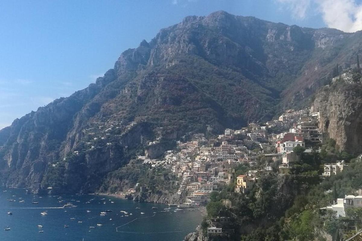 un villaggio sul fianco di una montagna