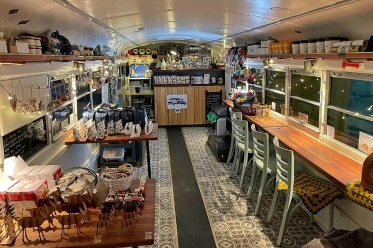 Una sala con un bar y algunas sillas y mesas.