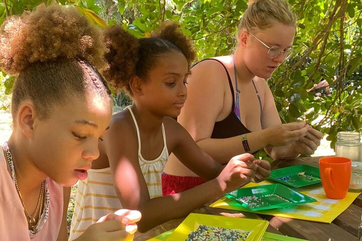 un groupe de filles assises à une table jouant avec des circuits