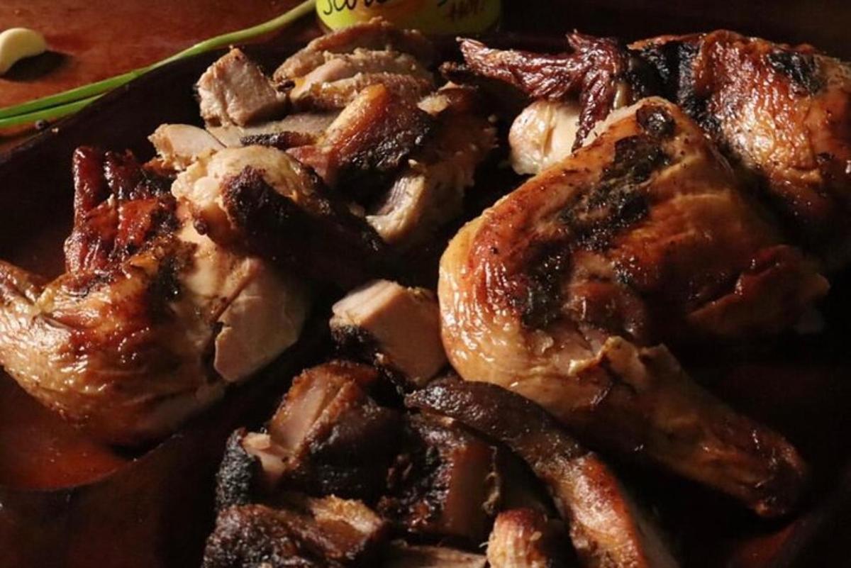 un piatto di cibo con carne e funghi