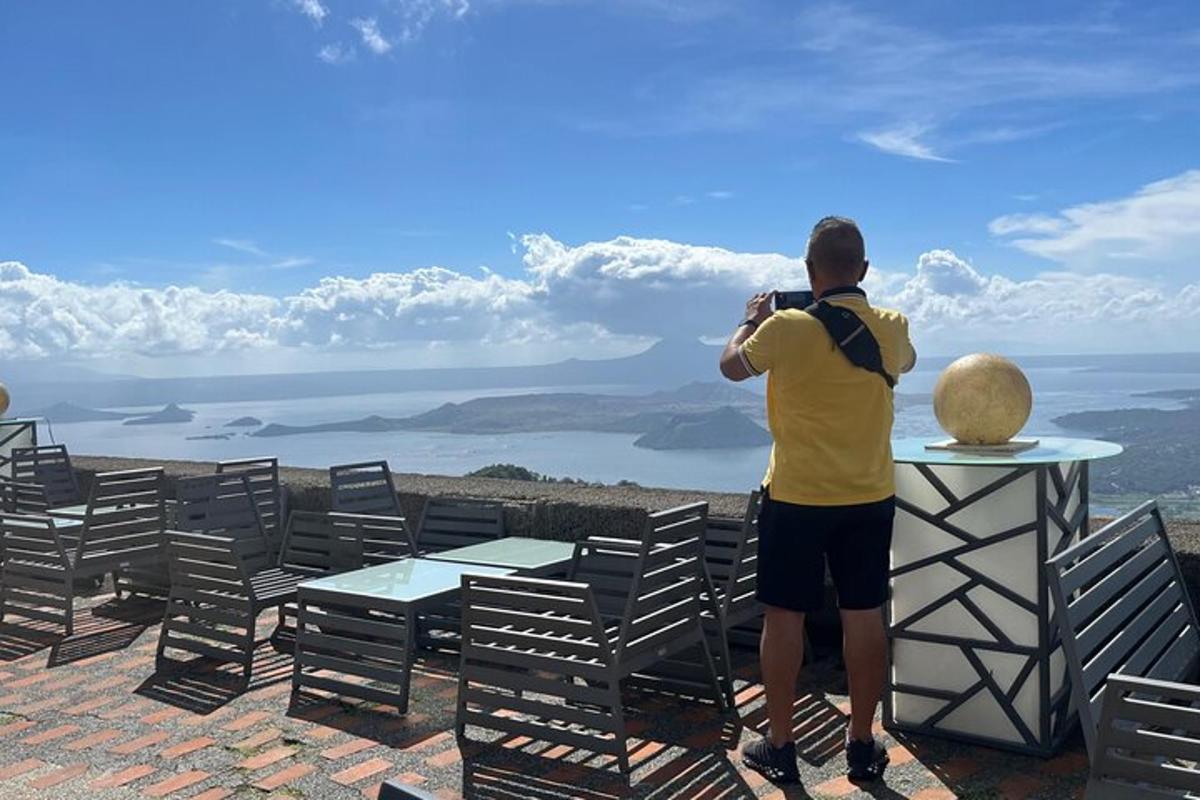 moški fotografira pogled na ocean