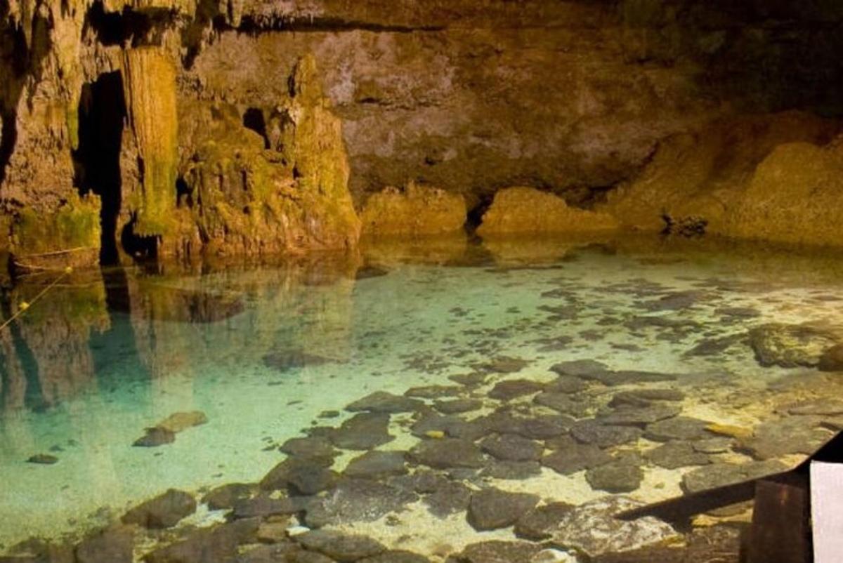 kolam besar air di dalam gua