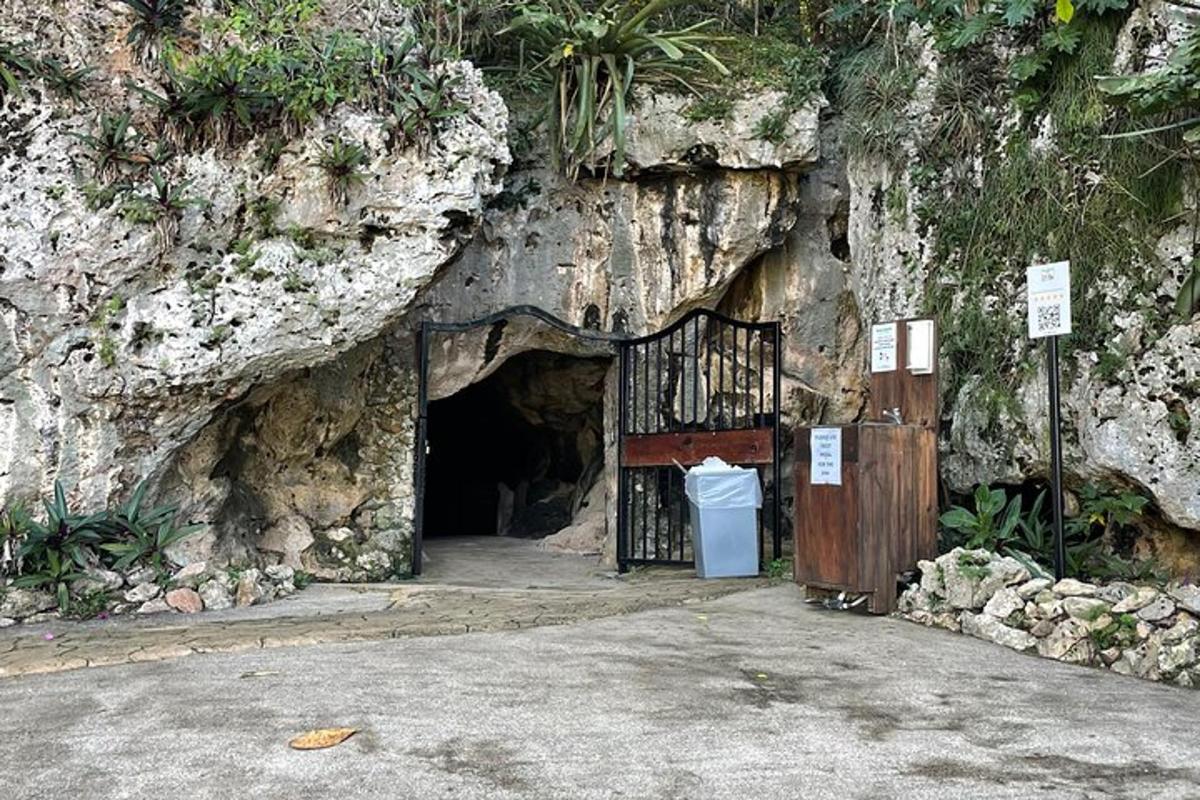 pintu masuk ke gua di dinding batu