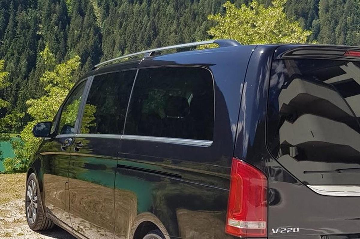 un furgone nero parcheggiato sul ciglio della strada