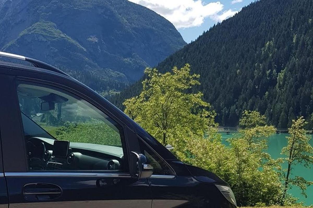 mäe sees järve ääres pargitud auto