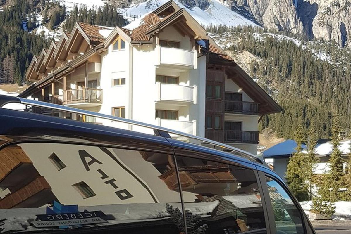 un'auto parcheggiata davanti a un edificio