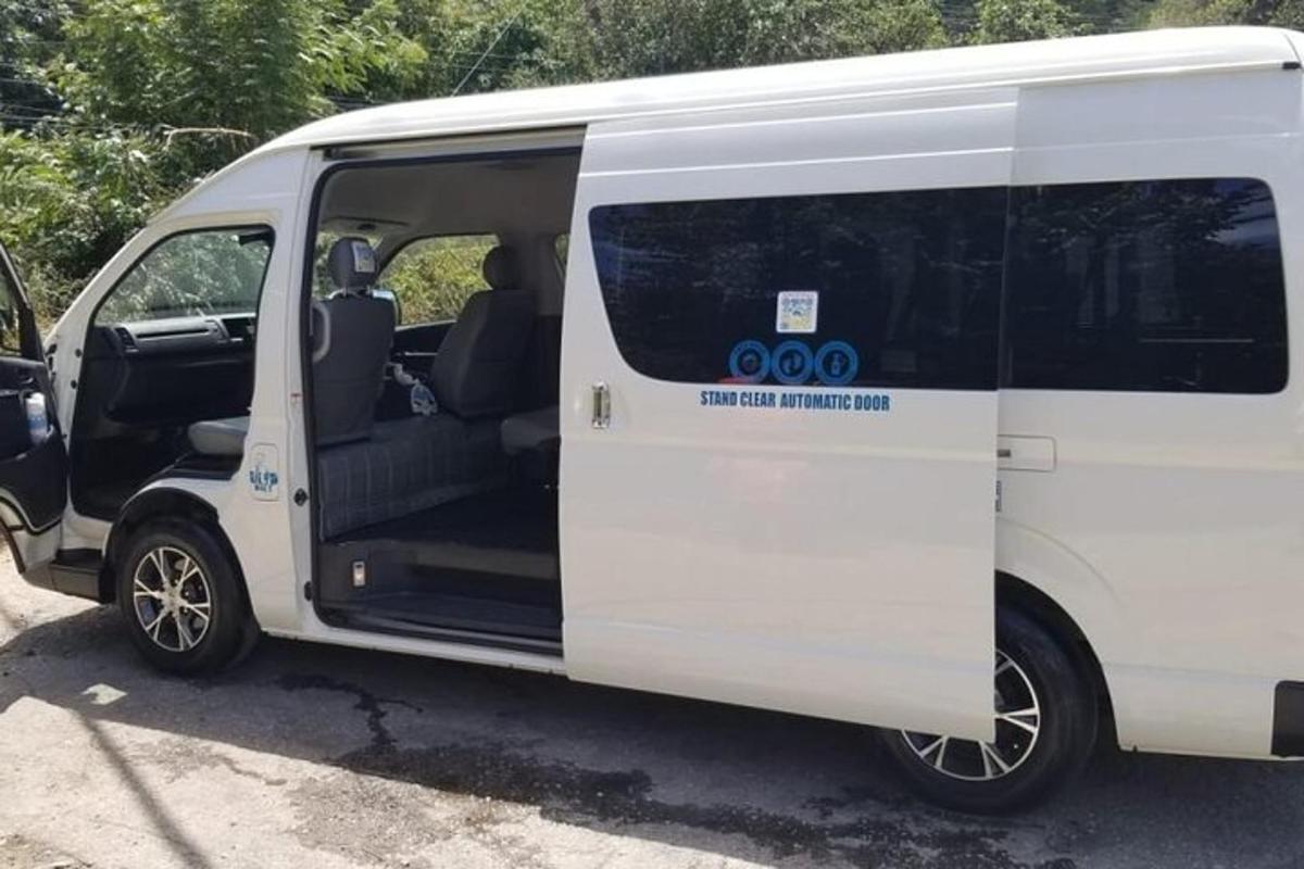 bílá dodávka parkuje na parkovišti