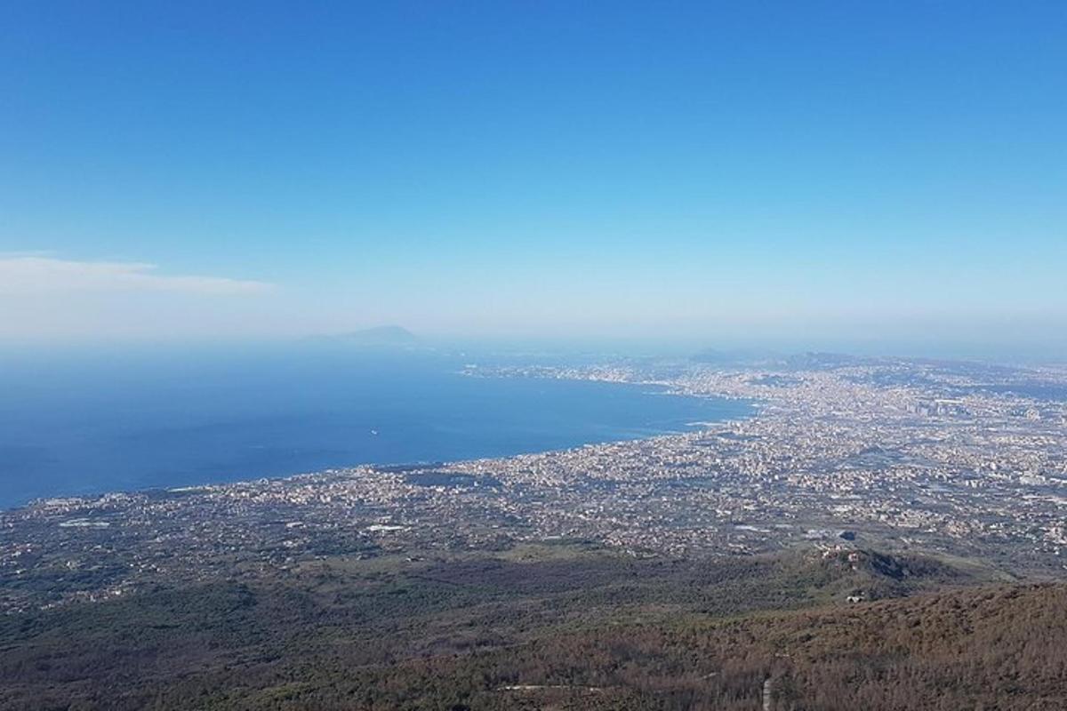 o vedere aeriană a unui oraș și a unei întinderi de apă