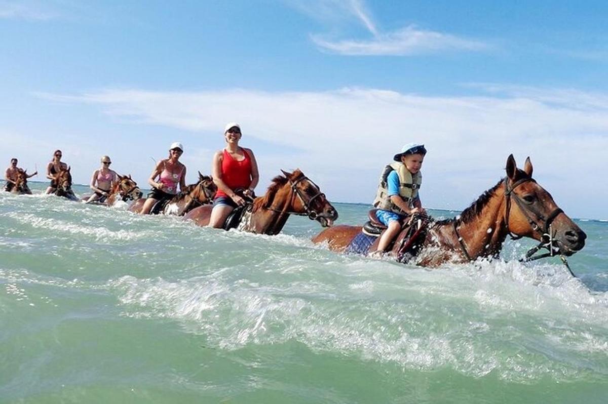un gruppo di persone a cavallo nell'oceano