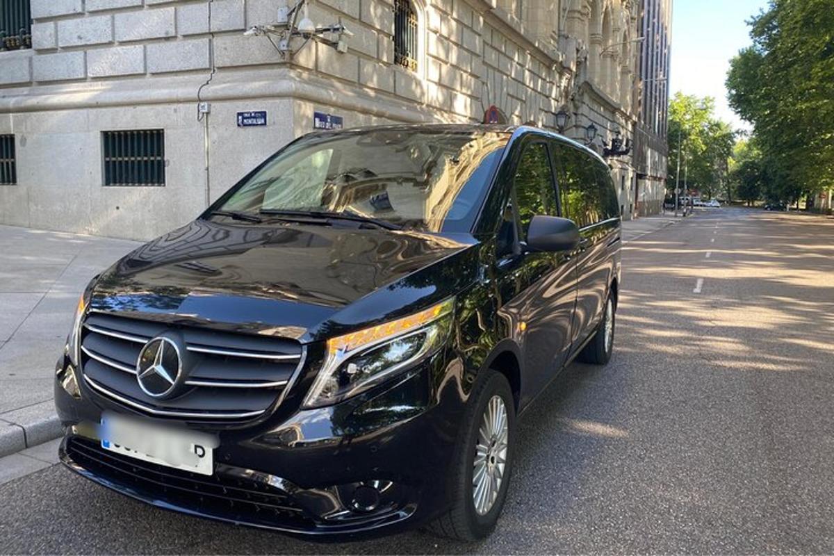 černé auto zaparkované na kraji ulice