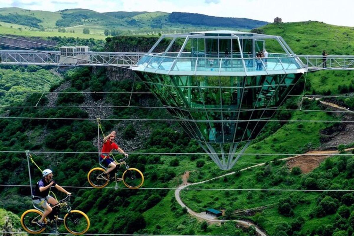 dua orang mengendarai sepeda di jalur zipline