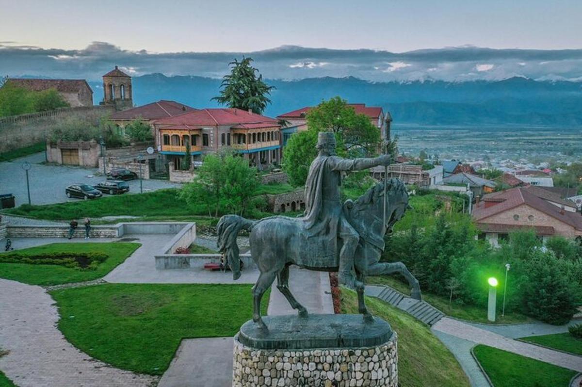 uma estátua de um homem a cavalo em um parque