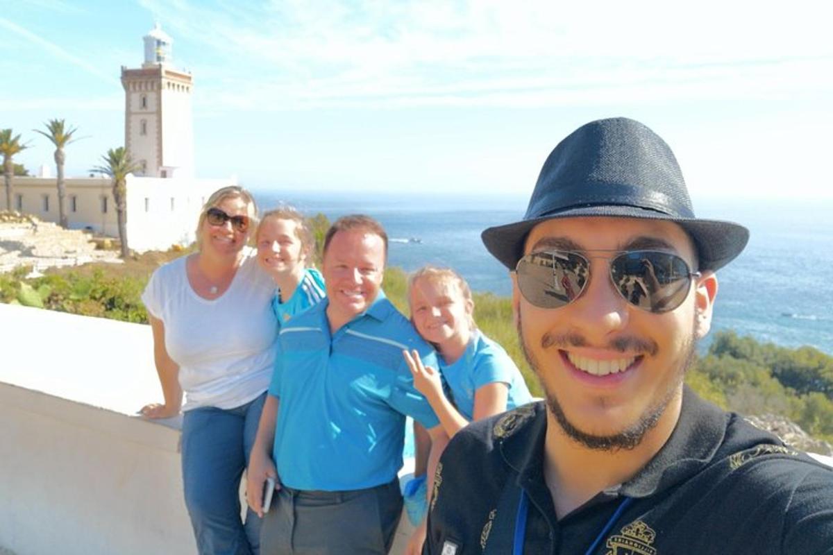 Un hombre con sombrero y un grupo de personas