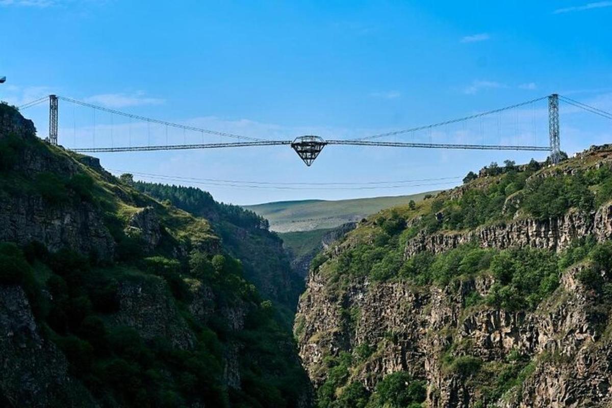 una vista di un ponte sospeso sopra un canyon di montagna