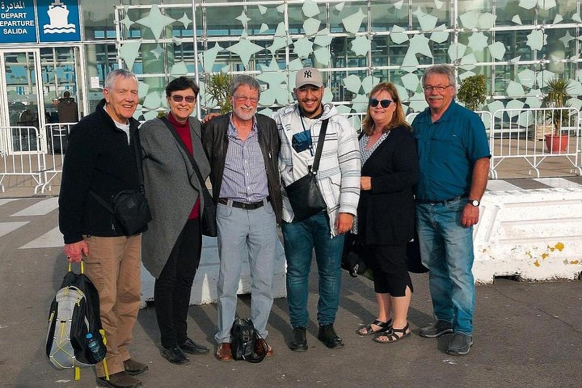 Un grupo de personas de pie frente a un edificio.