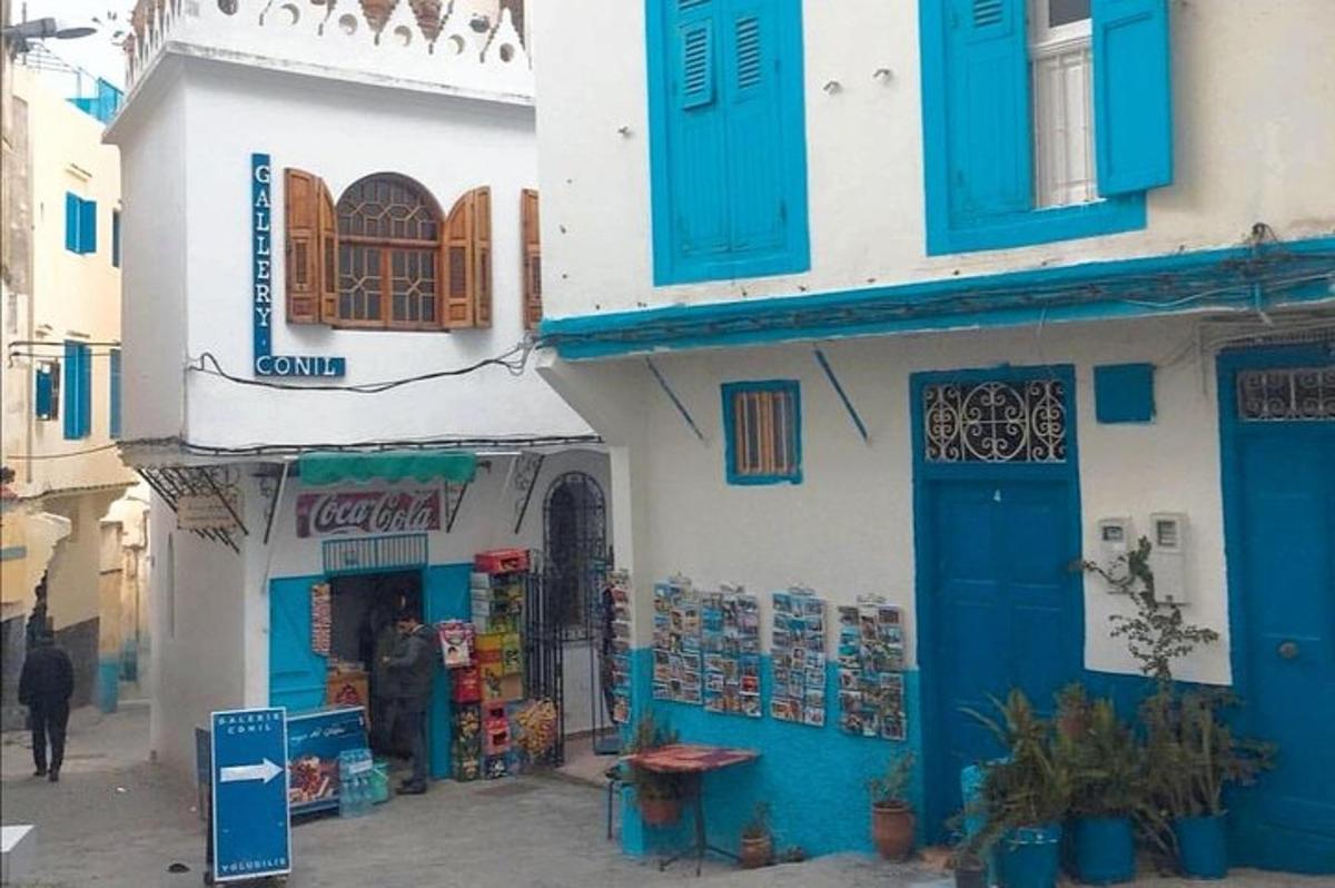 Un edificio azul y blanco con una tienda.