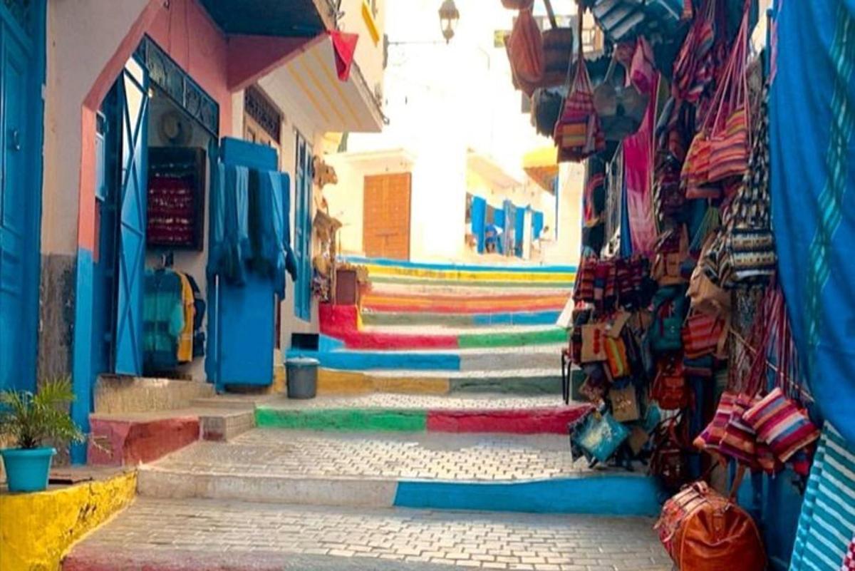 Un callejón con objetos coloridos al costado de un edificio.