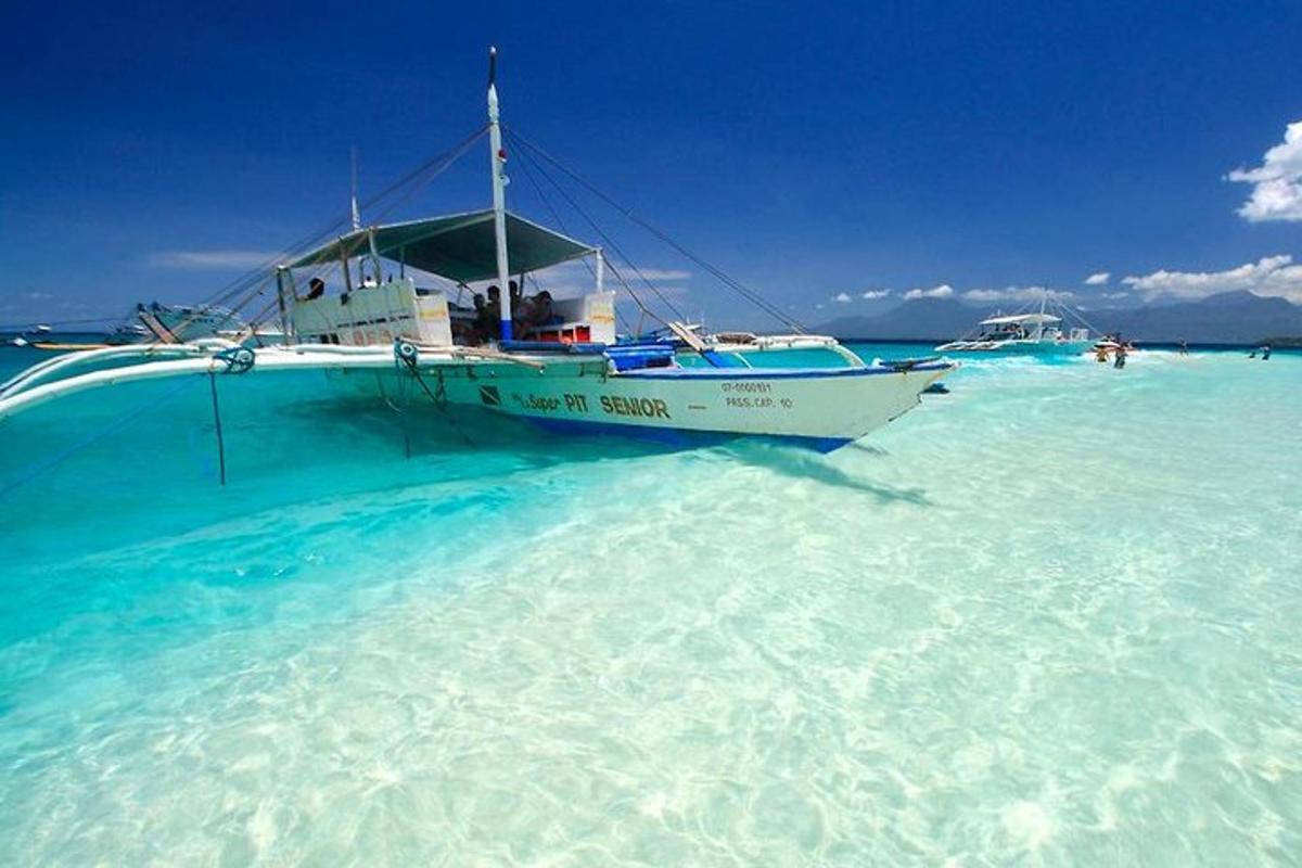 ein Boot, das im Wasser im Ozean liegt