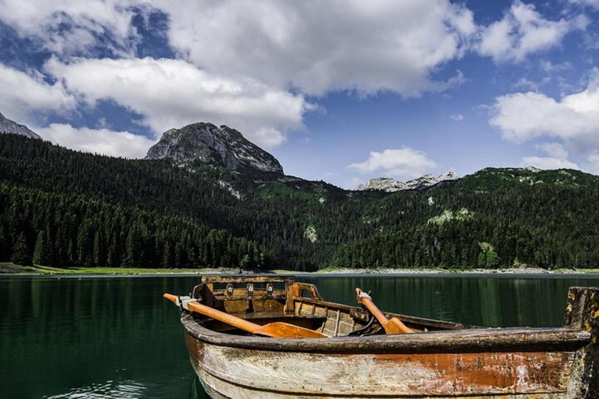 Un viejo barco en medio de un lago