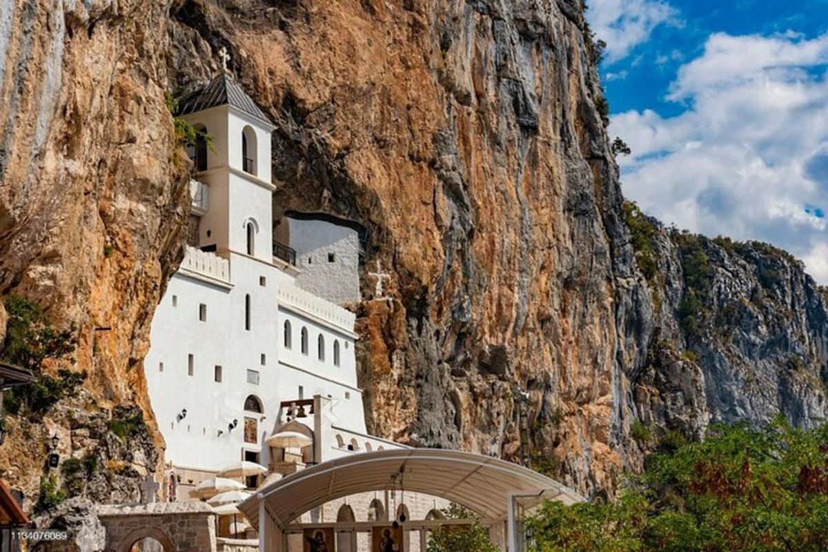 un edificio costruito sul fianco di una montagna