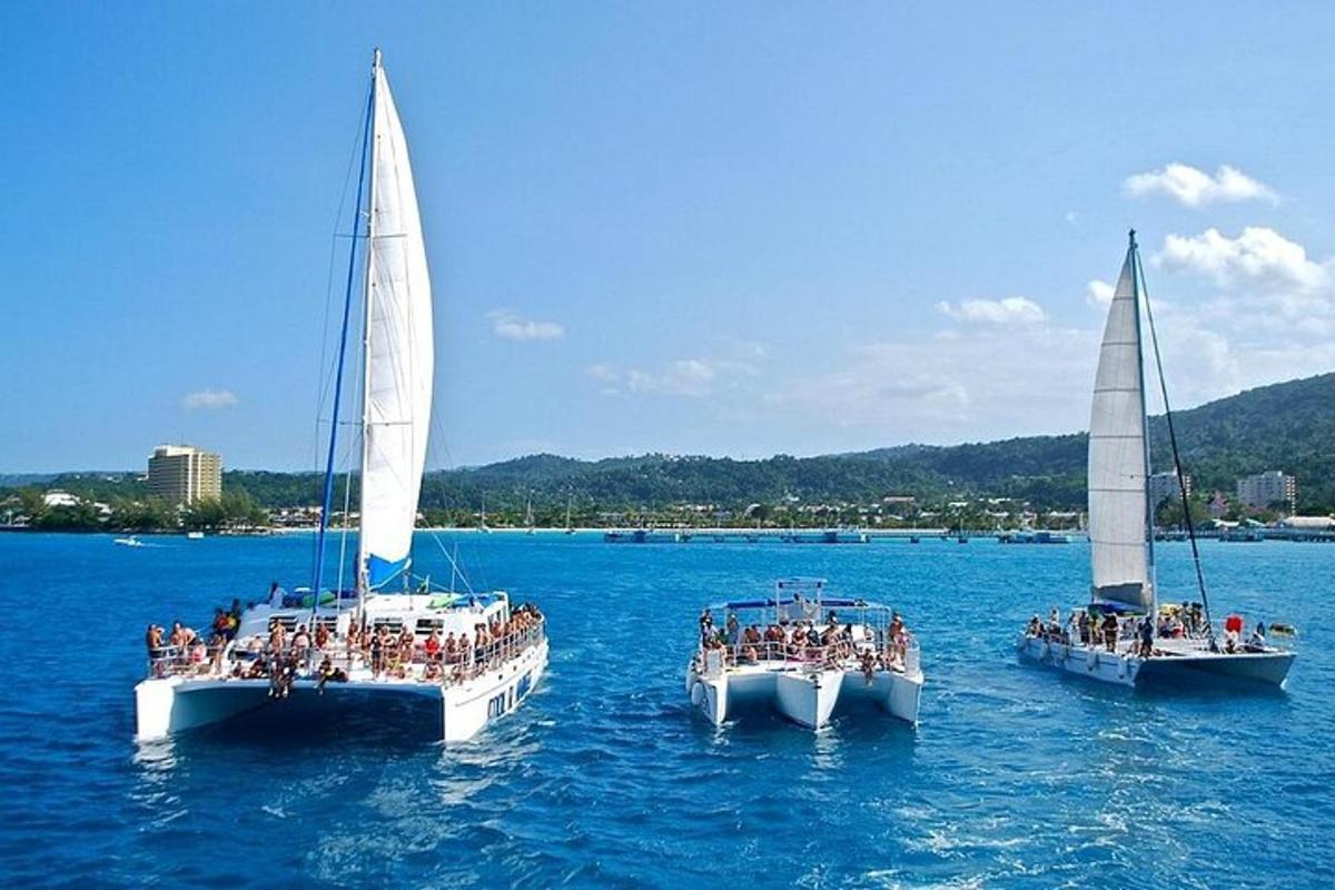 tres barcos con velas blancas en una gran masa de agua