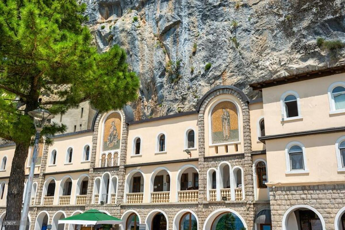 un gran edificio frente a una montaña
