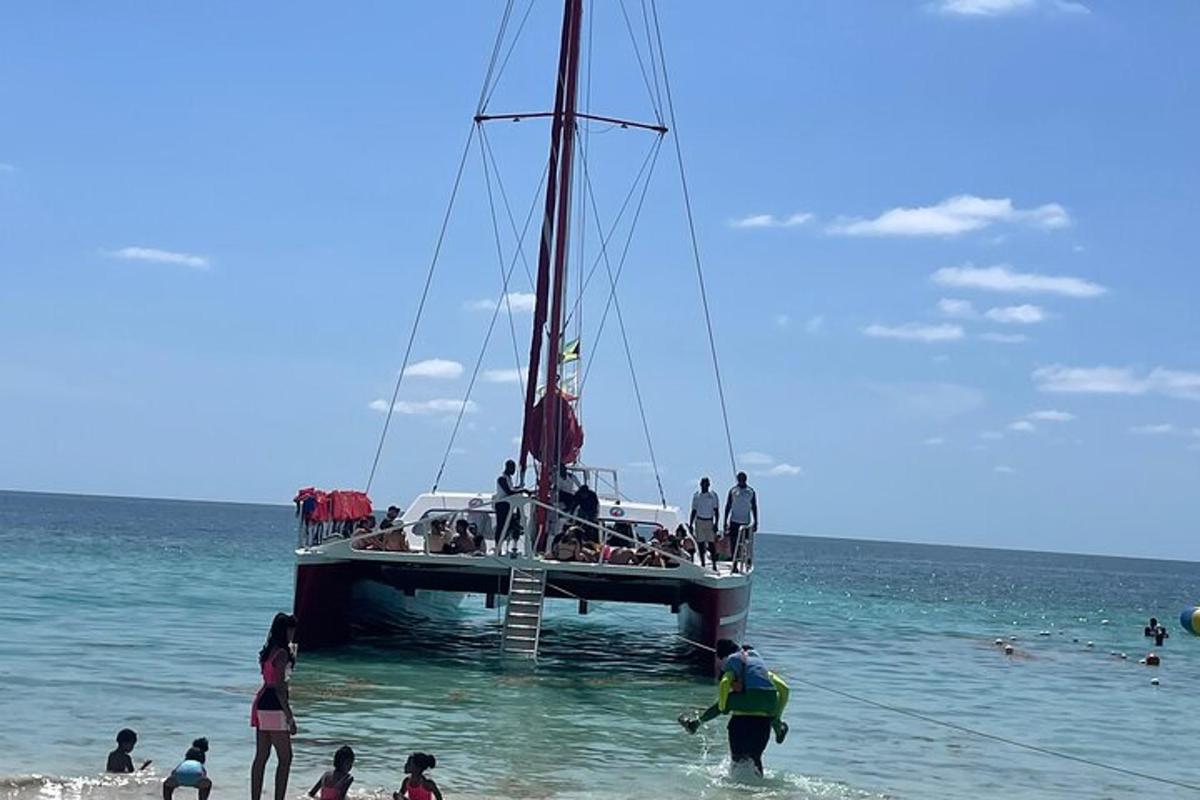 Un grupo de personas de pie en un barco en el océano.