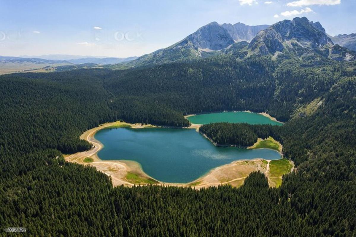 Letecký pohled na jezero v horách