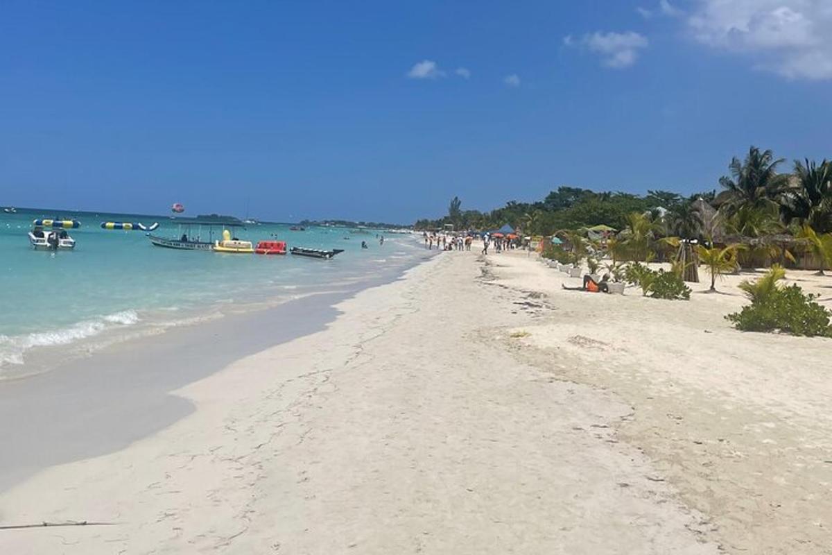 una spiaggia con un gruppo di persone e l'oceano