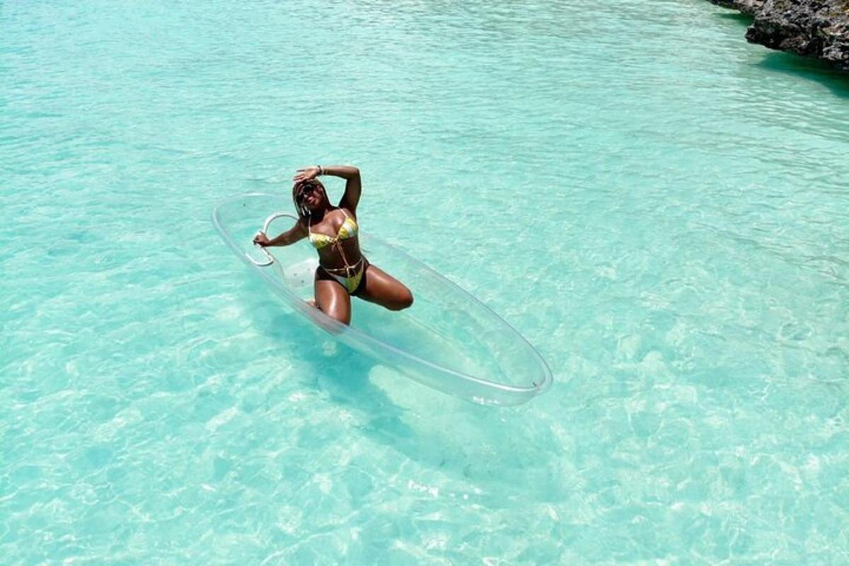 o femeie în bikini pe o placă de surf în apă