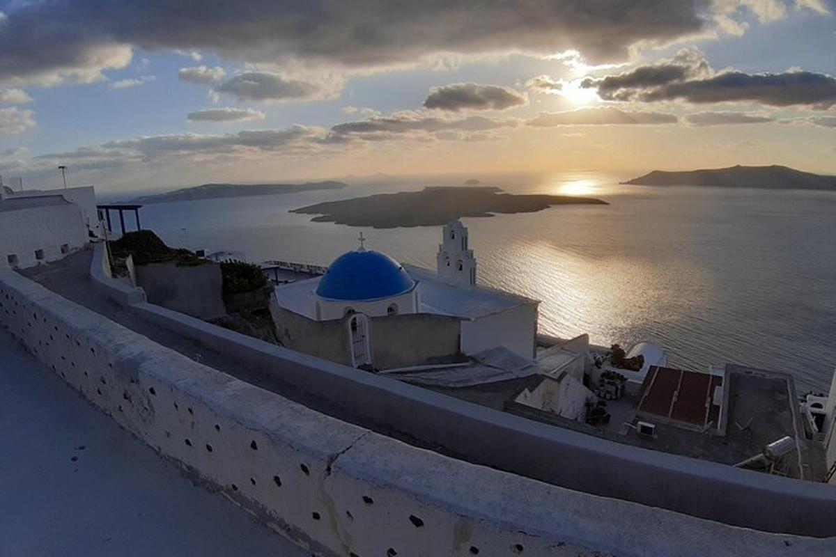 Μια θέα ενός ηλιοβασιλέματος πάνω από τον ωκεανό από ένα κτίριο