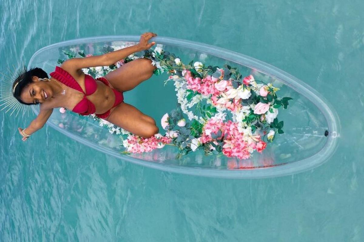 o femeie în bikini plutind pe o piscină cu flori
